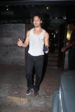 Tiger Shroff and Disha Patani snapped on a dinner date on 17th June 2016